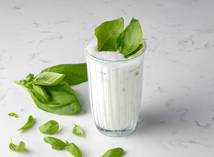 Ev Yapımı Fesleğenli Ayran