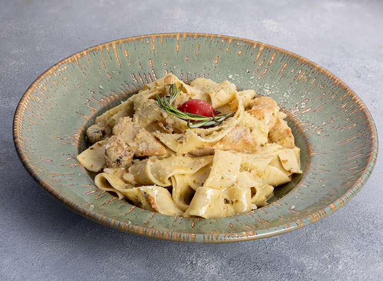 Pesto Soslu Tavuklu Pappardelle